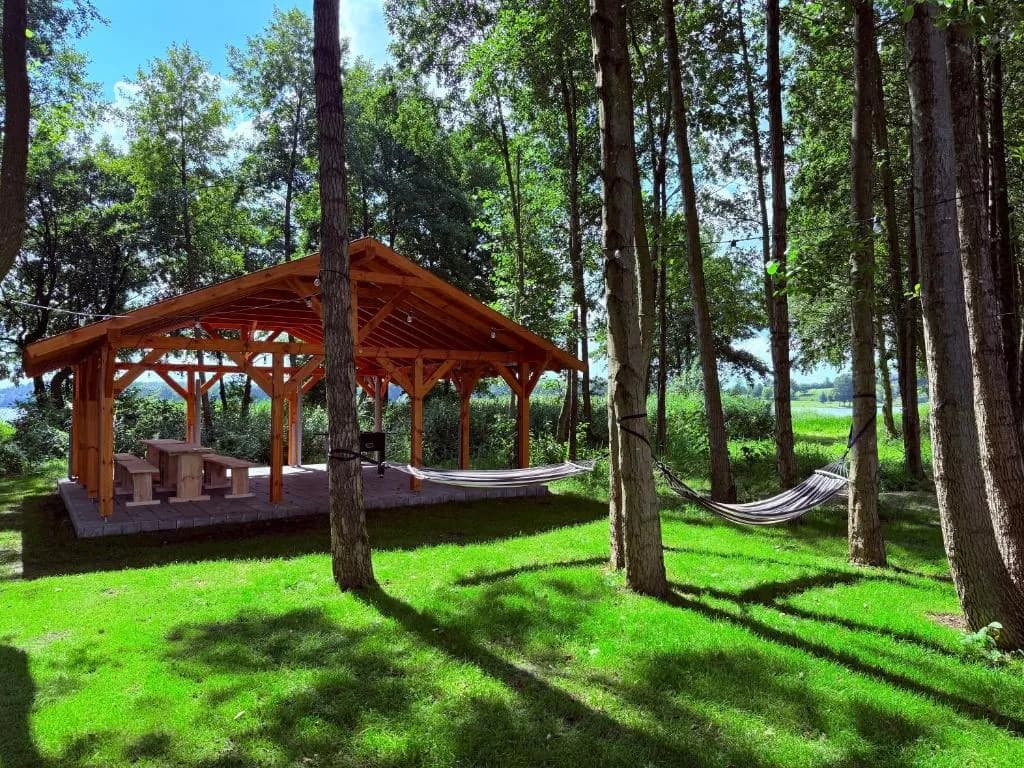 Najlepsze domki nad jeziorem Lubie – komfort i relaks na wakacje