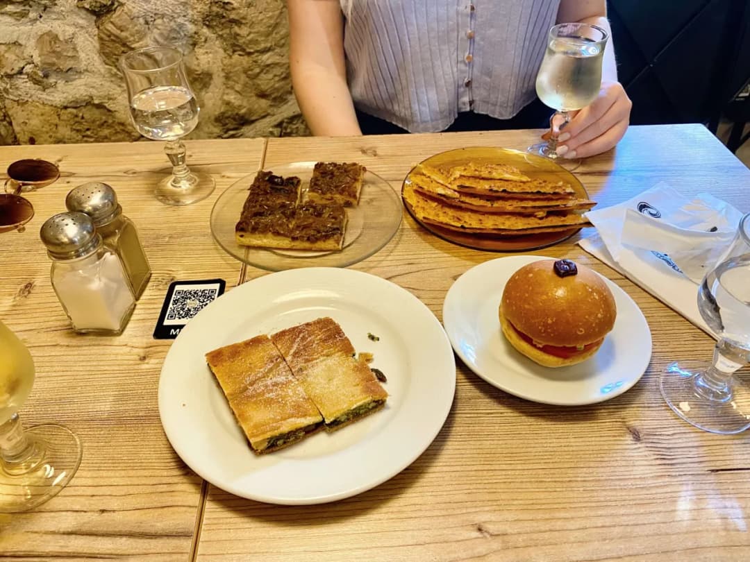 Najlepsze miejsca, gdzie zjeść w Nicei – odkryj lokalne smaki